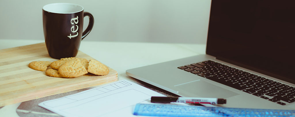 Teetasse, Laptop am Arbeitsplatz